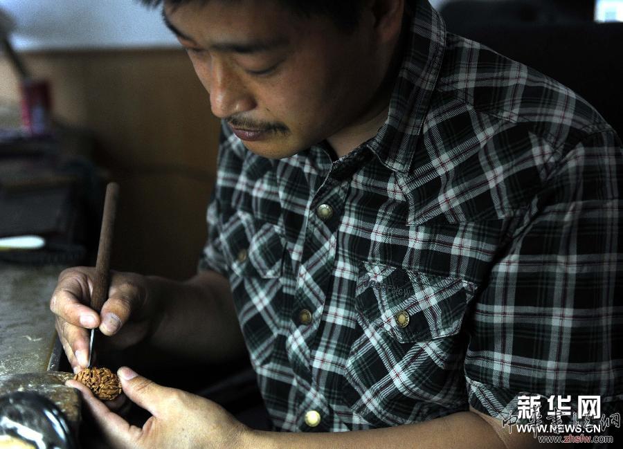 （社会）（1）小核雕展现大世界