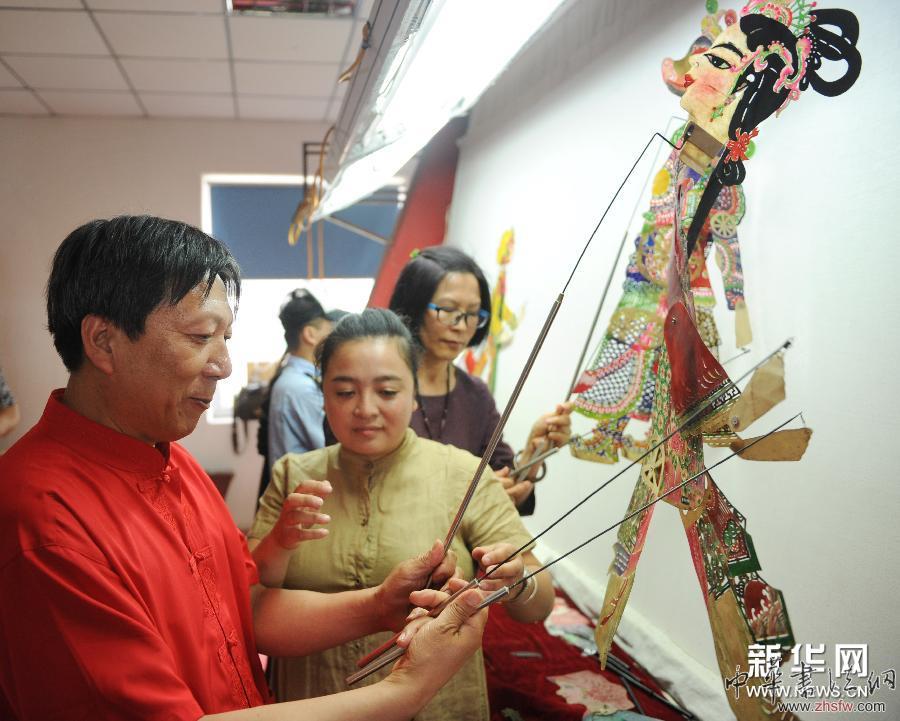 （晚报）（3）沈阳关氏皮影传承人收徒传艺