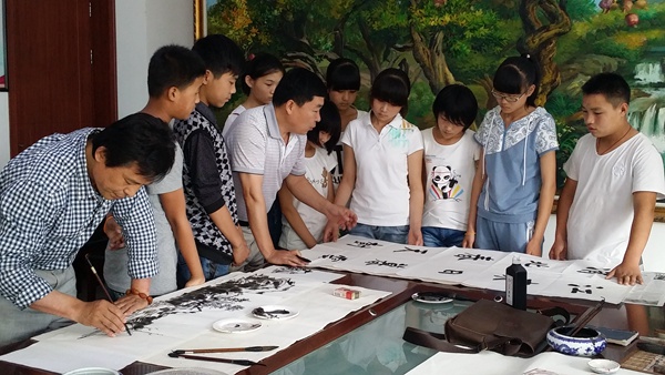 孙中正 李龙发 尤荣山 孙晋轩送书画到校园