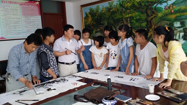 孙中正 李龙发 尤荣山 孙晋轩送书画到校园