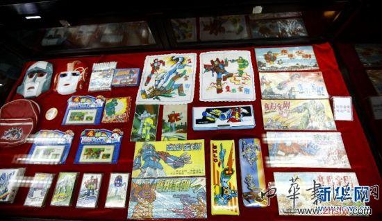 7月2日,怀旧玩具展展柜中摆放着变形金刚系列的连环画、文具等。新华社记者 方喆 摄 