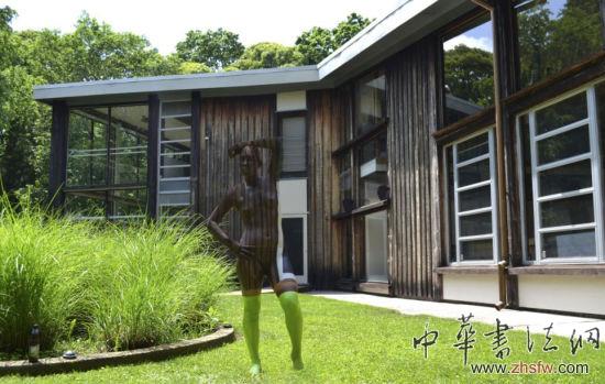 纽约艺术家在地标建筑前展示隐身人体艺术