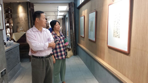 福建省书协副主席朱以撒观展