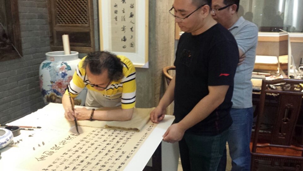 徐利明为作品题款