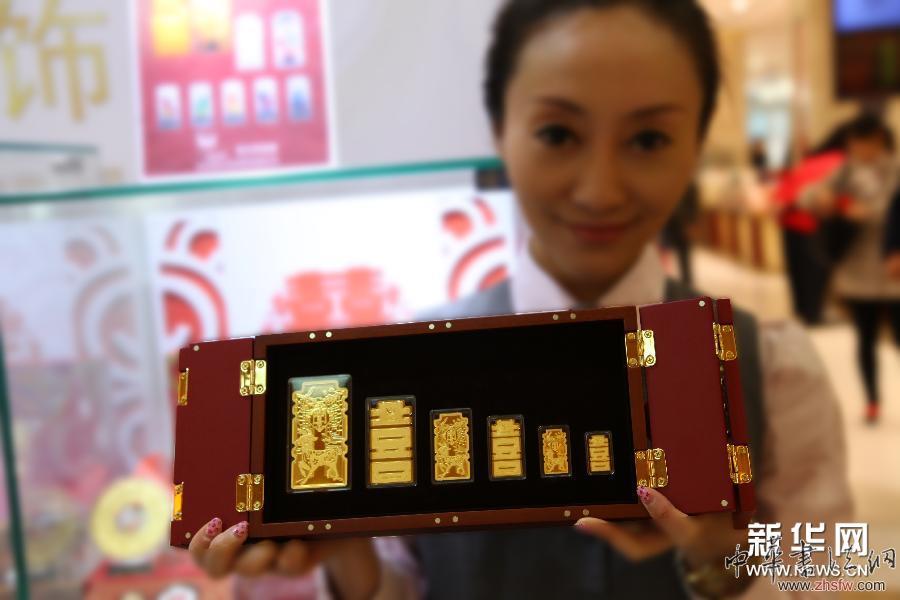 （新华网）2015羊年生肖金银纪念章在京发行