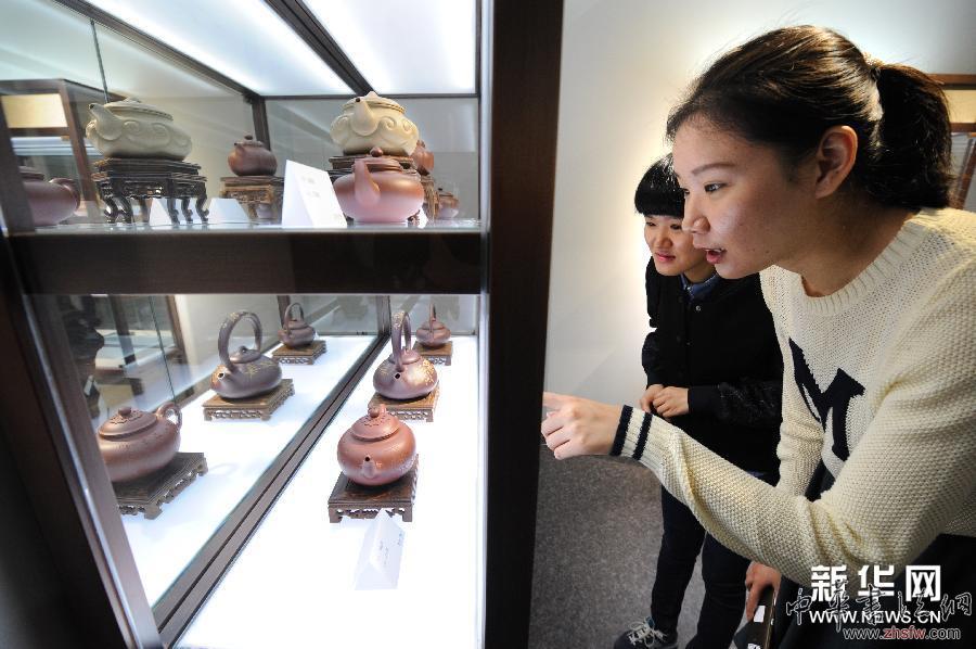 （晚报）（2）紫砂艺术家夫妇南京举办作品展
