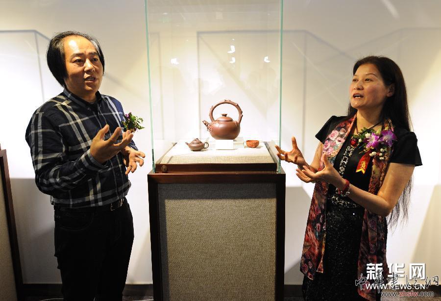 （晚报）（1）紫砂艺术家夫妇南京举办作品展