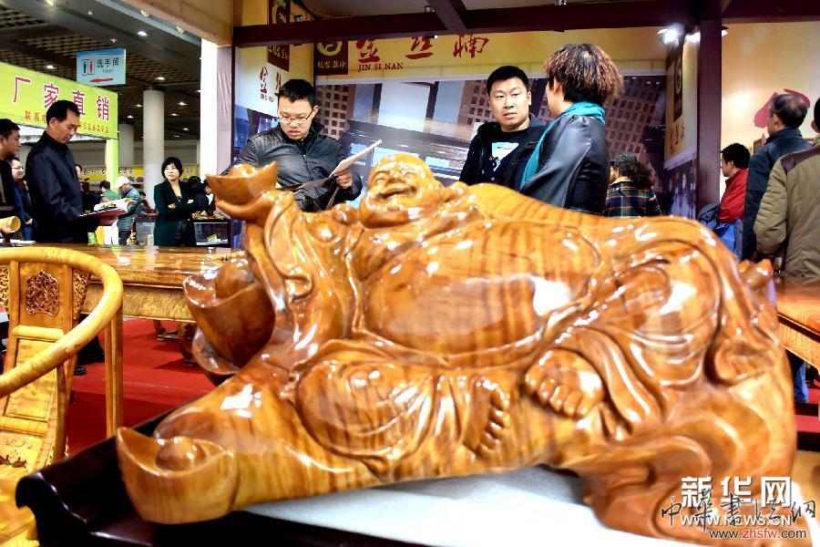 （新华网）（2） 福建金丝楠木雕亮相济南展会