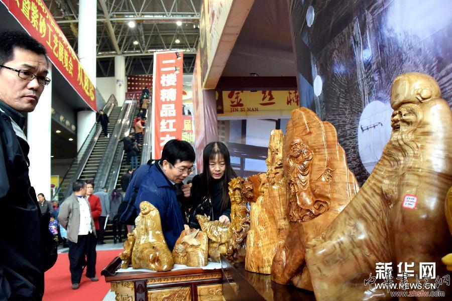 （新华网）（1） 福建金丝楠木雕亮相济南展会