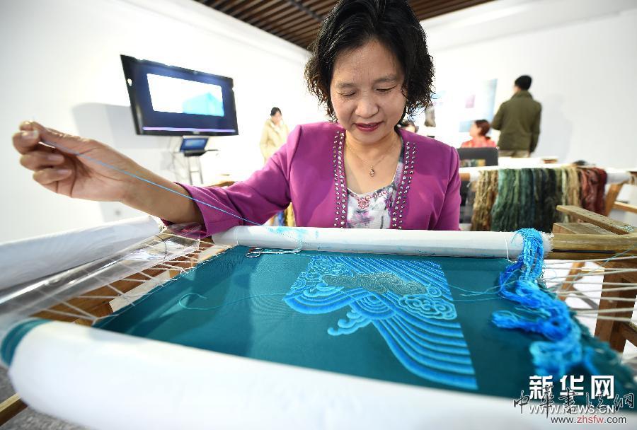 （文化）APEC“新中装”宋锦、苏绣艺术展南京开展