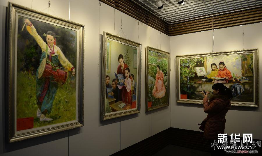 （晚报）（1）朝鲜油画展亮相石家庄