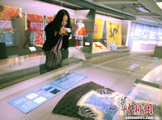 图为市民在欣赏展出的文物。 李晨韵 摄