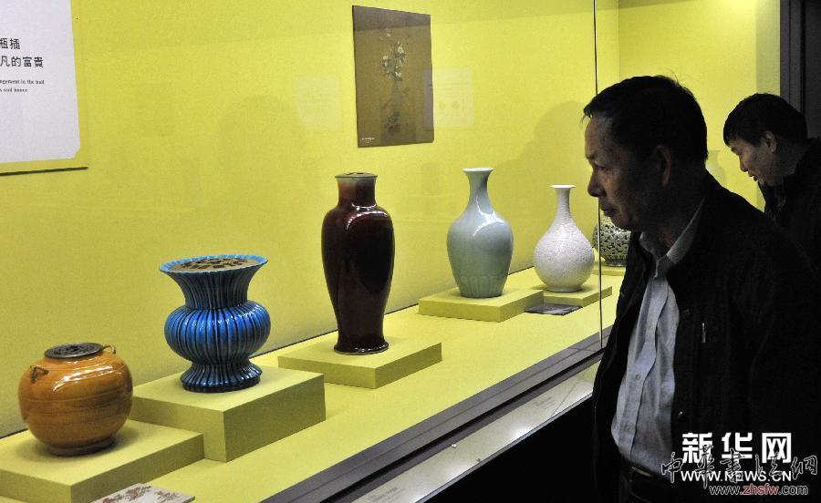 台北故宫推出“瓶盆风华——明清花器特展” 组图