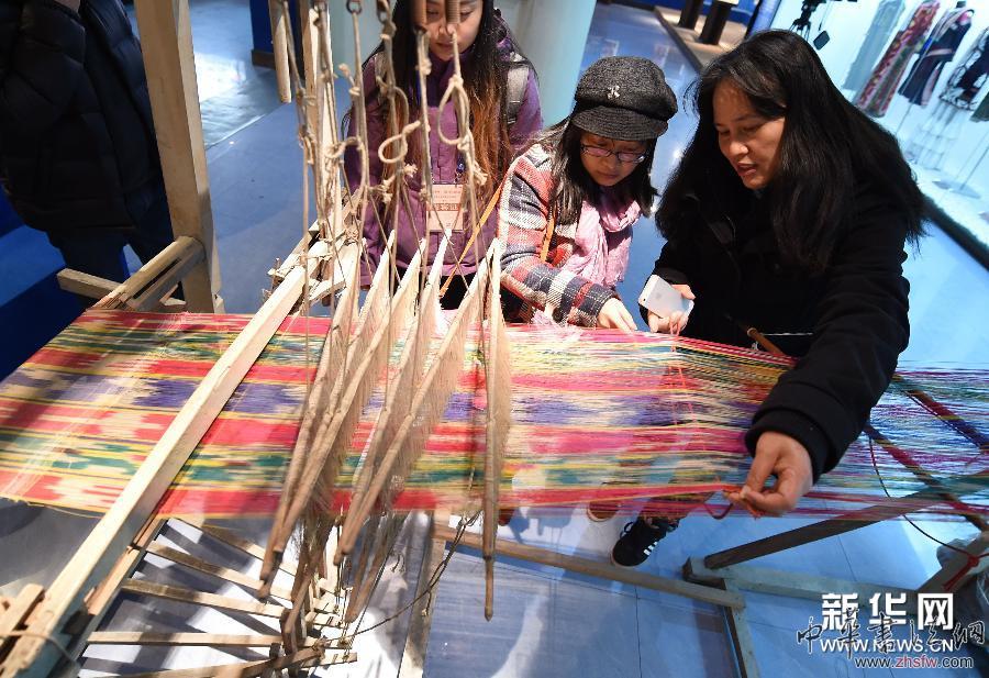 （晚报）（3）民族织锦、服饰汇展南京