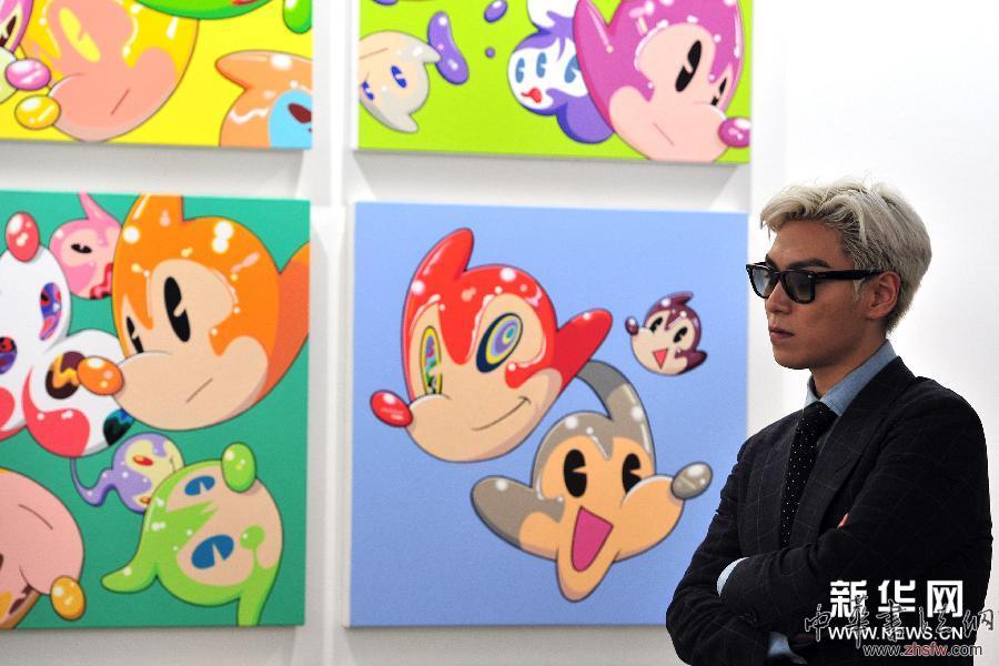 （国际）韩国歌手T.O.P.出席“艺术登陆新加坡”预展