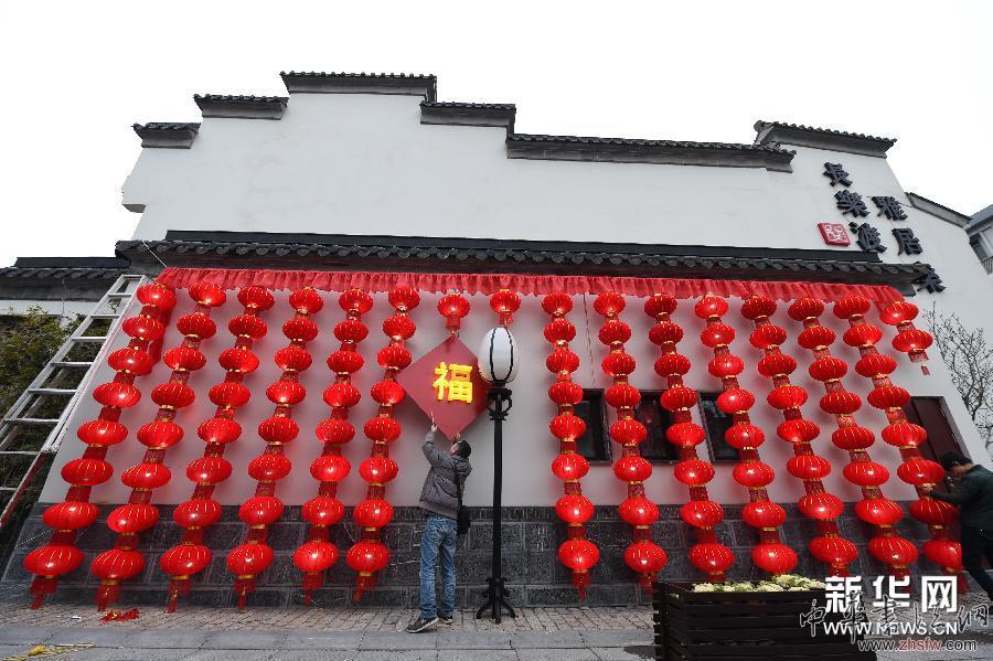 （晚报）（1）南京秦淮灯会紧张布展