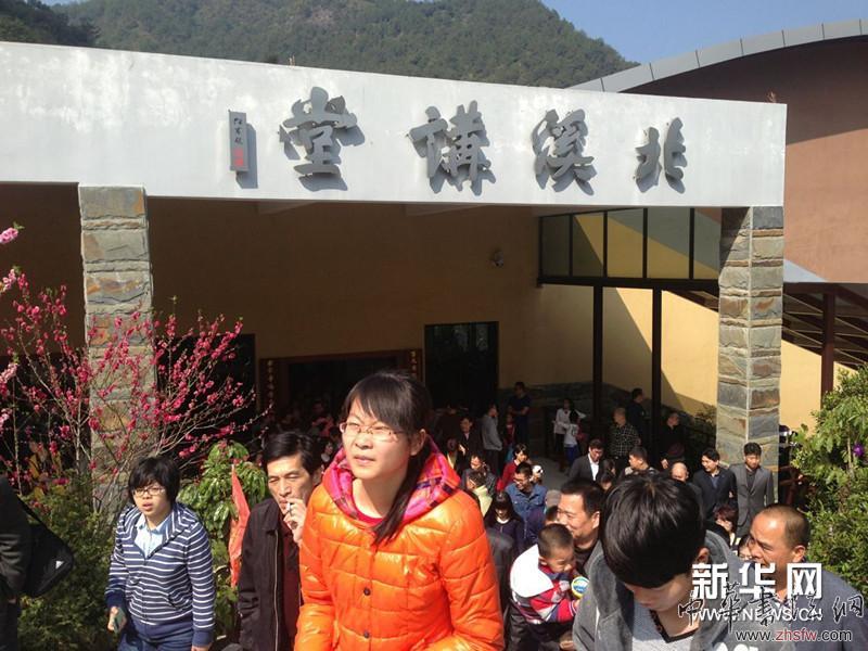 参观书画展的观众。