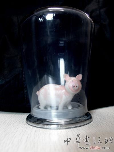 李进作品《被罩住的粉红色小猪》