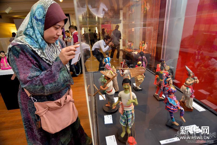 （国际）（1）“世界服饰娃娃展”在马来西亚举行