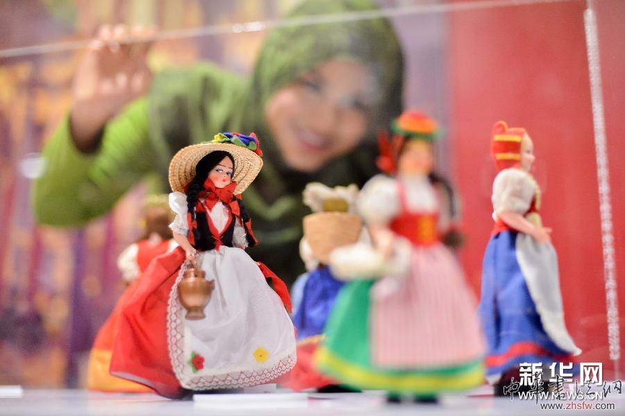 （国际）（3）“世界服饰娃娃展”在马来西亚举行