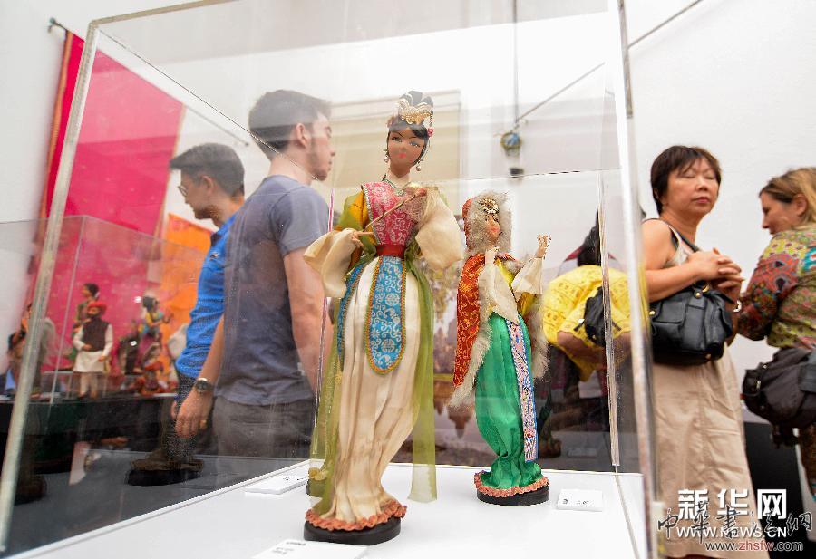 （国际）（4）“世界服饰娃娃展”在马来西亚举行
