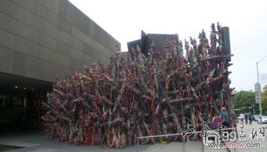 ‘TIP’ (2013) by Phyllida Barlow.