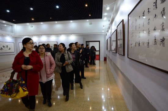 市民在参观书法作品。记者 苗得雨 摄