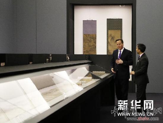 （国际）（2）英国首相卡梅伦参观“700-1900：中国古代绘画名品特展”
