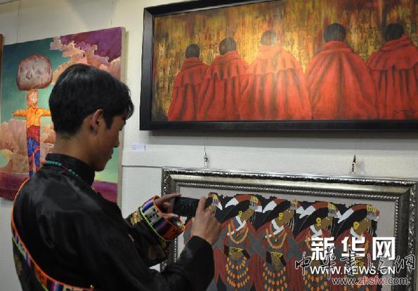 （新华网）（1）西藏本土艺术家展出精品画作