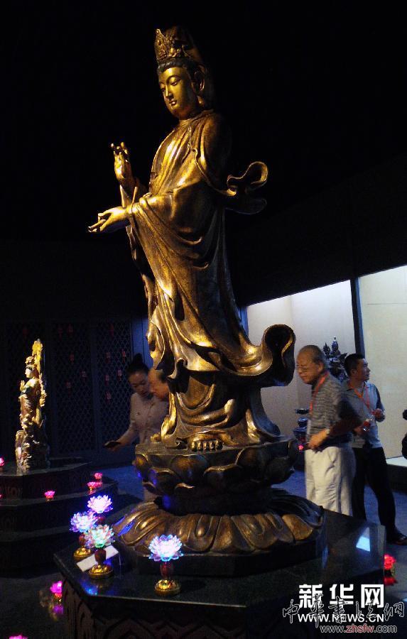 （晚报）（1）大连首届文化艺术品收藏展开展