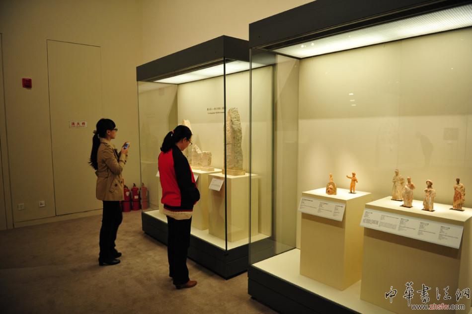开幕式现场观众在认真的参观展品.