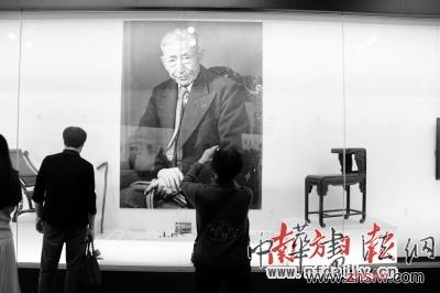 李铁夫研究展现场，图为李铁夫遗照。