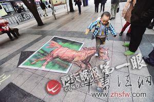 独腿男子街头画蒙娜丽莎 能力超许多美院学生