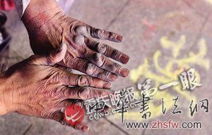 独腿男子街头画蒙娜丽莎 能力超许多美院学生