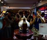 四位景泰蓝工艺大师联袂之作“天龙八宝壶尊”在京发布 图