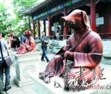 圆明园仿制兽首引游客塞钱图吉利 钱币去向不明