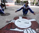 “井盖画”扮靓校园 图
