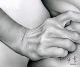 英女画家素描写实极似黑白摄影(组图)