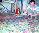 64岁老人痴迷小人书 50载收藏2万多册