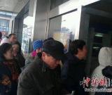 马年纪念币发行场面火爆 有大妈多次排队兑换