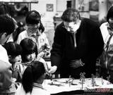 齐派传人教小学生画白石虾