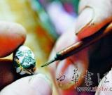 山东乡土艺人在莲子上画108个水浒人物