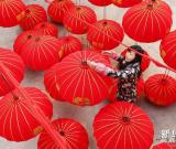 赶制灯笼迎新年