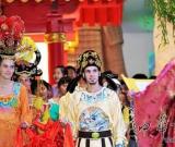 婚礼、巧克力和鲜花：世博园中外共度七夕