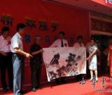 张继馨向舟曲灾区人民捐赠作品